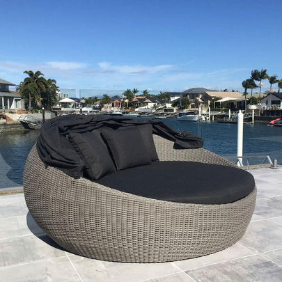 Large Newport Outdoor Wicker Round Daybed with Canopy